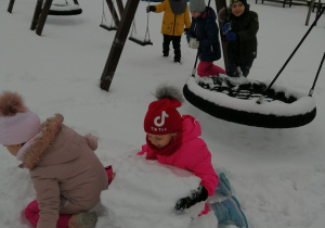 dziewczynki lepią kule śniegowe